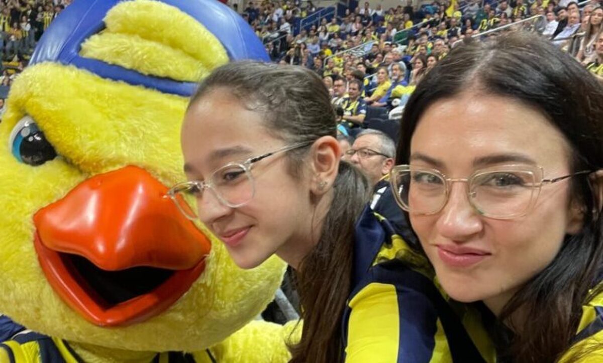 جرن بندرلی‌اوعلو و دخترش از تیم فنرباغچه حمایت کردند!