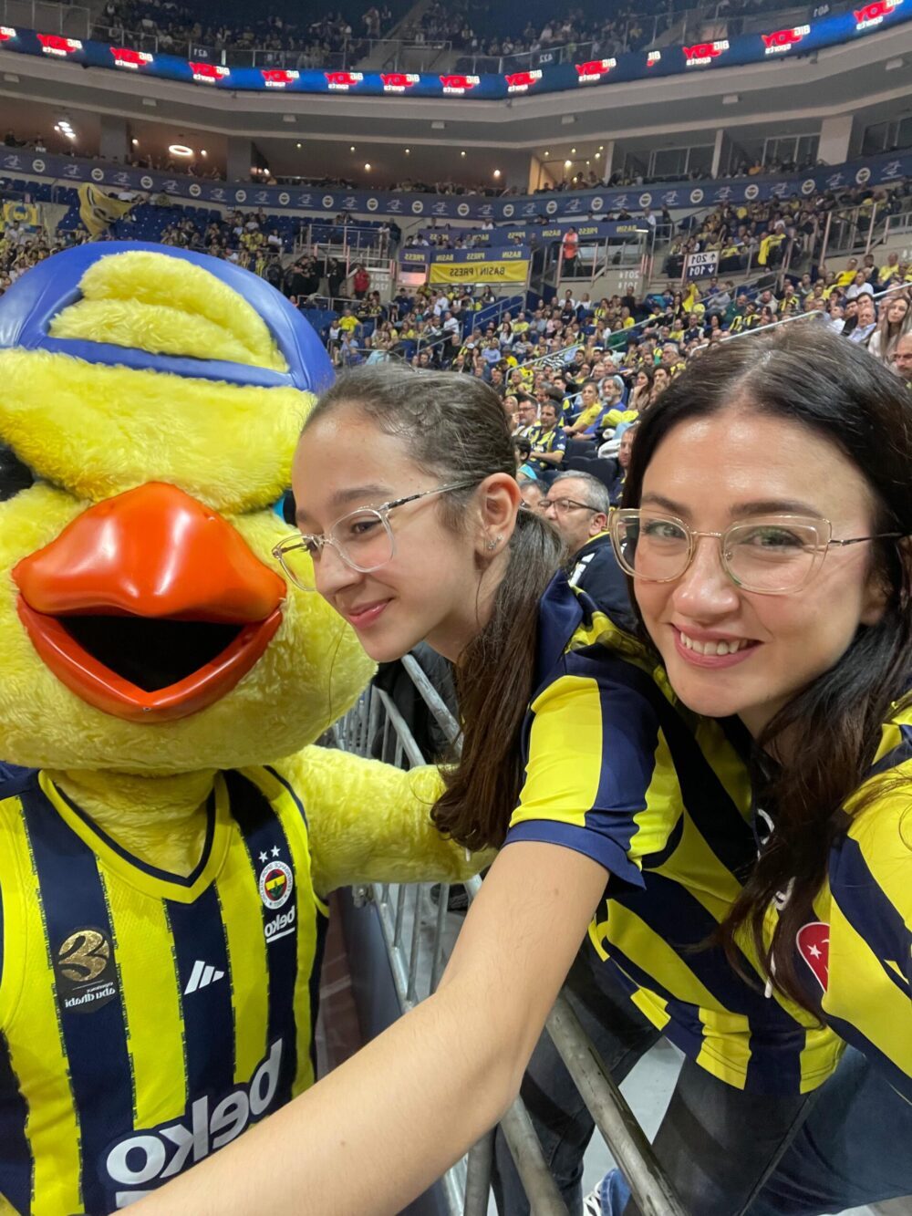 جرن بندرلیاوعلو و دخترش از تیم فنرباغچه حمایت کردند! جرن بندرلیاوعلو و دخترش از تیم فنرباغچه حمایت کردند!