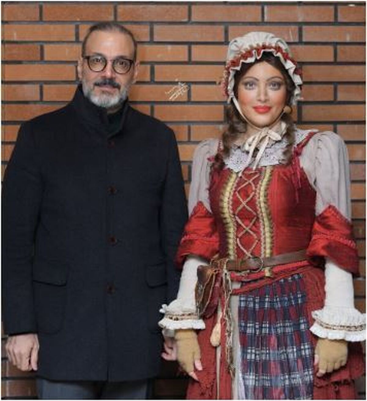 تصویری دیدنی از پشت صحنه نمایش الیور توئیست، با استایل و گریم‌های خاص بازیگران