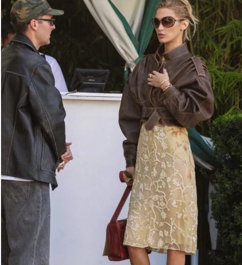 بلا حدید با دامن و کاپشن چرم قهوه‌ای برای رفتن به جلسه کاری آماده شد!