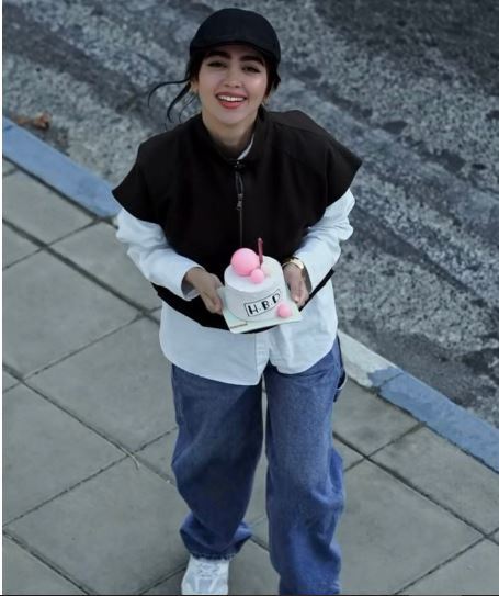 استایل تینیجری سونیا حسینی با یک کیک تولد در دست جلب توجه کرد!