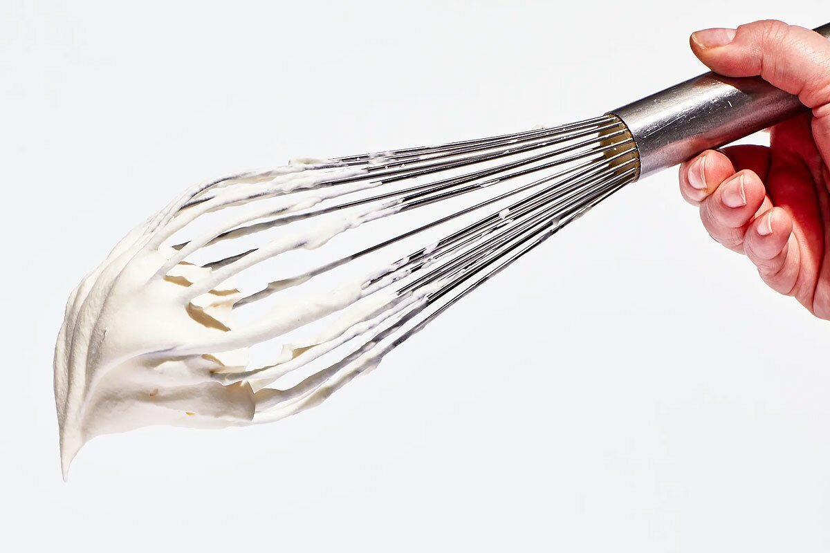 هم‌زدن درست و اصولی خامه قنادی را یاد بگیرید! +آموزش فرم دهی!