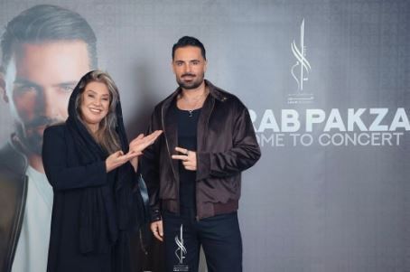 ژست جالب نسرین مقانلو و سهراب پاکزاد در پشت صحنه کنسرت ژست جالب نسرین مقانلو و سهراب پاکزاد در پشت صحنه کنسرت