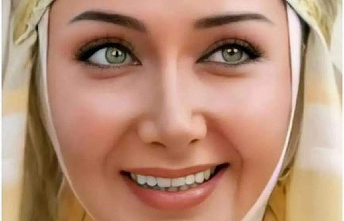 کتایون ریاحی با لباس و تاج پر زرق و برق در تولد پسرش