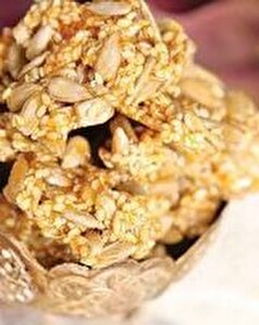 با کمترین هزینه در خانه سوهان کنجد و تخمه درست کنید