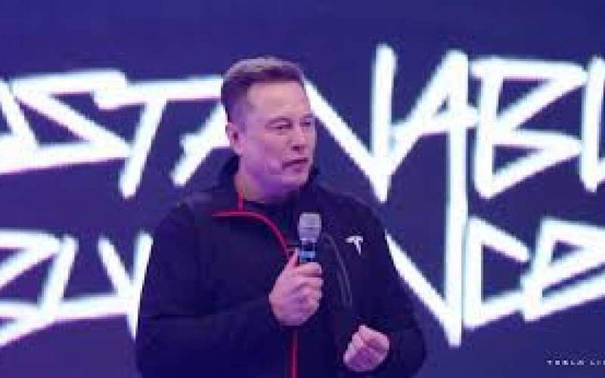 مالکان خودرو‌های خودران تسلا میتوانند پشت فرمان از گوشی استفاده کنند!