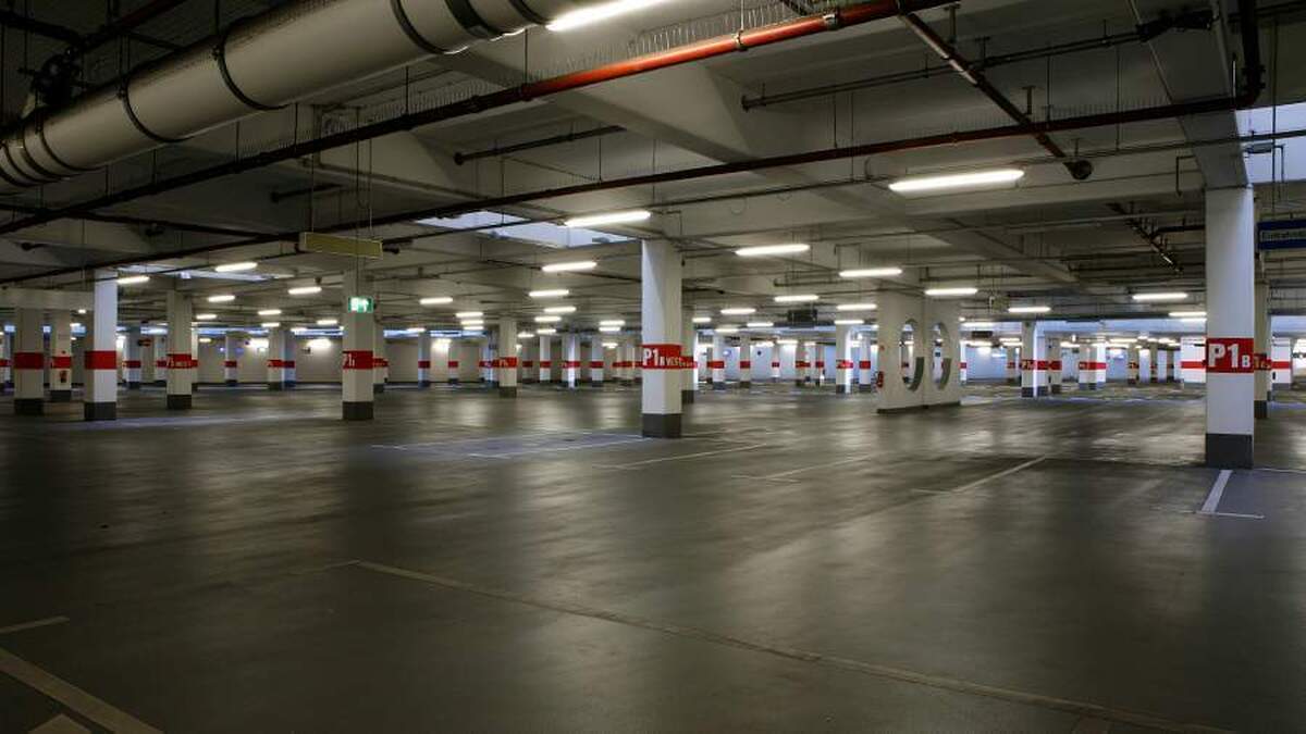 در آلمان، آنها پیشنهاد دادند که از پارکینگ‌ها و ایستگاه‌های قطار به عنوان پناهگاه استفاده شود.