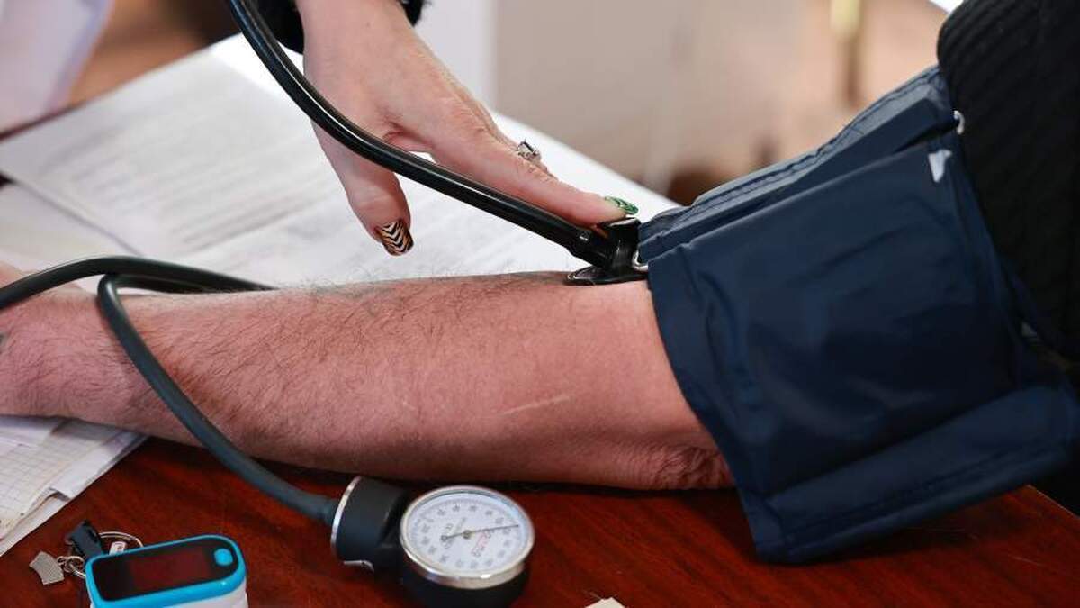 یک پزشک کمک‌های اولیه برای فشار خون بالا را توضیح داد.