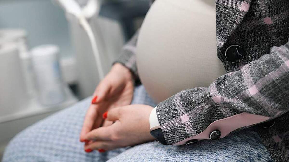 پزشک در مورد نحوه برخورد با انقباضات ناگهانی در خانه توصیه‌هایی ارائه داد.