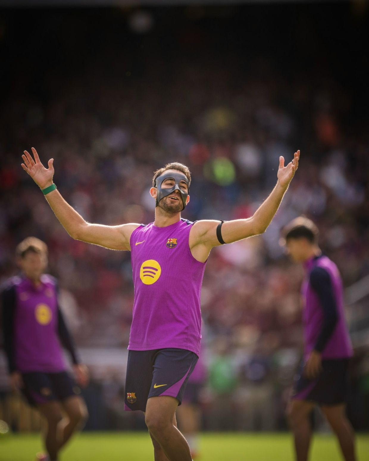 «روح گلادیاتور»| بارسلونا اریک گارسیا را که دچار شکستگی بینی شده بود، در حالی که ماسک محافظ به صورت داشت، نشان داد