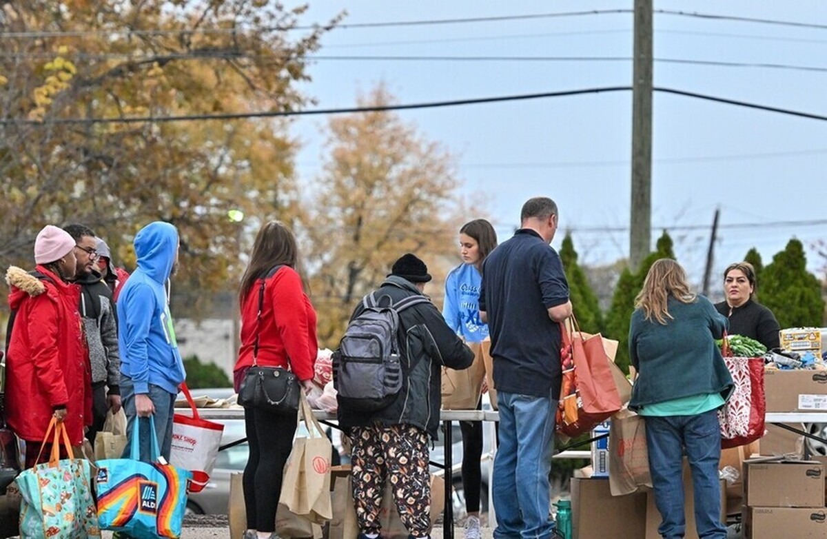 تعطیلی دولت، اقتصادِ از قبل درگیرِ بحرانِ واشنگتن را بیش از پیش تحت فشار قرار داده و هزاران خانواده در آستانه‌ی فروپاشی مالی قرار گرفته‌اند