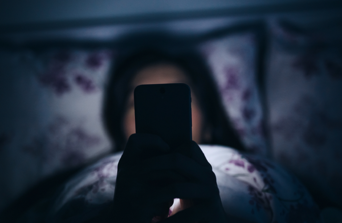 یک مطالعه جنجالی، اثرات مضر استفاده از تلفن همراه قبل از خواب را زیر سوال می‌برد