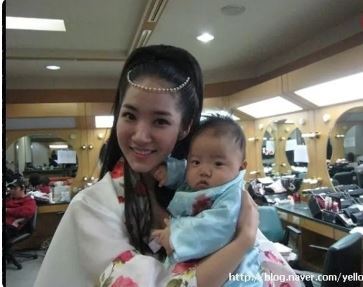 بازیگر نقش لاهی بچه به بغل در پشت صحنه سریال معروف! +عکس بازیگر نقش لاهی بچه به بغل در پشت صحنه سریال معروف! +عکس