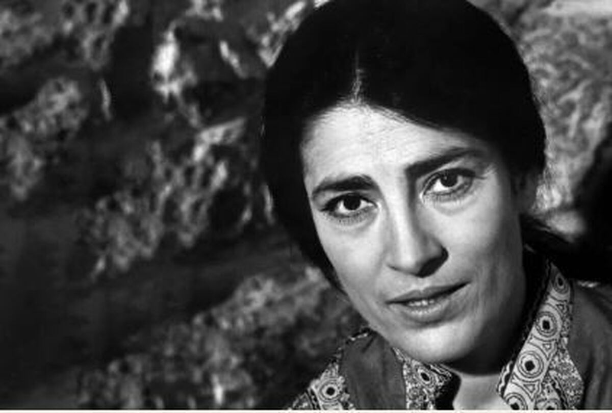 تصویر سیاه و سفید از ایرنه پاپاس در حال سگ بازی کردن! +عکس