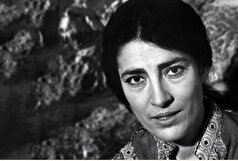 تصویر سیاه و سفید از ایرنه پاپاس در حال سگ بازی کردن! +عکس