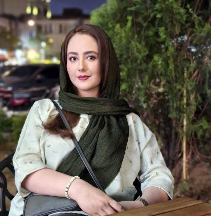 ژست و استایل باوقار بازیگر نقش باوان دختر ادریس در یک کافه! +عکس ژست و استایل باوقار بازیگر نقش باوان دختر ادریس در یک کافه! +عکس