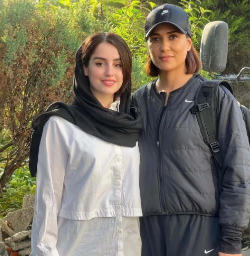 استایل‌های اسپرت و دیدنی پریناز ایزدیار و شروین حاجی پور در پشت صحنه یک سریال