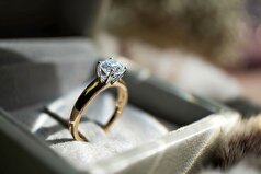 یک متخصص توضیح داد که چرا باید با نامزدتان حلقه نامزدی انتخاب کنید