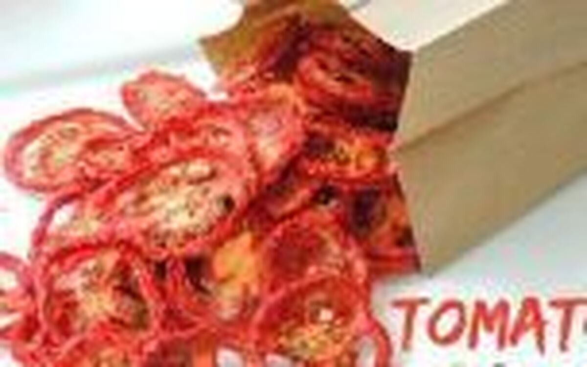 در ۵ مرحله برای دورهمی هایتان چیپس گوجه فرنگی درست کنید