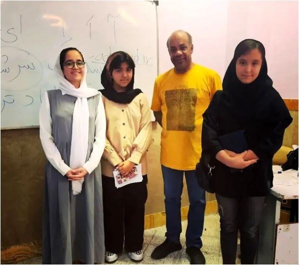 سیروس کهوری نژاد در سن ۶۱ سالگی سر کلاس مدرسه /نوشتههای روی تخته را ببینید سیروس کهوری نژاد در سن ۶۱ سالگی سر کلاس مدرسه /نوشتههای روی تخته را ببینید