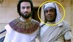 سیروس کهوری نژاد در سن ۶۱ سالگی سر کلاس مدرسه /نوشته‌های روی تخته را ببینید