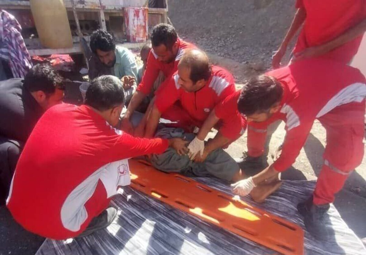 آمار مصدومین و فوتی‌های تصادف زنجیره‌ای میان دو کامیونت و یک مینی‌بوس