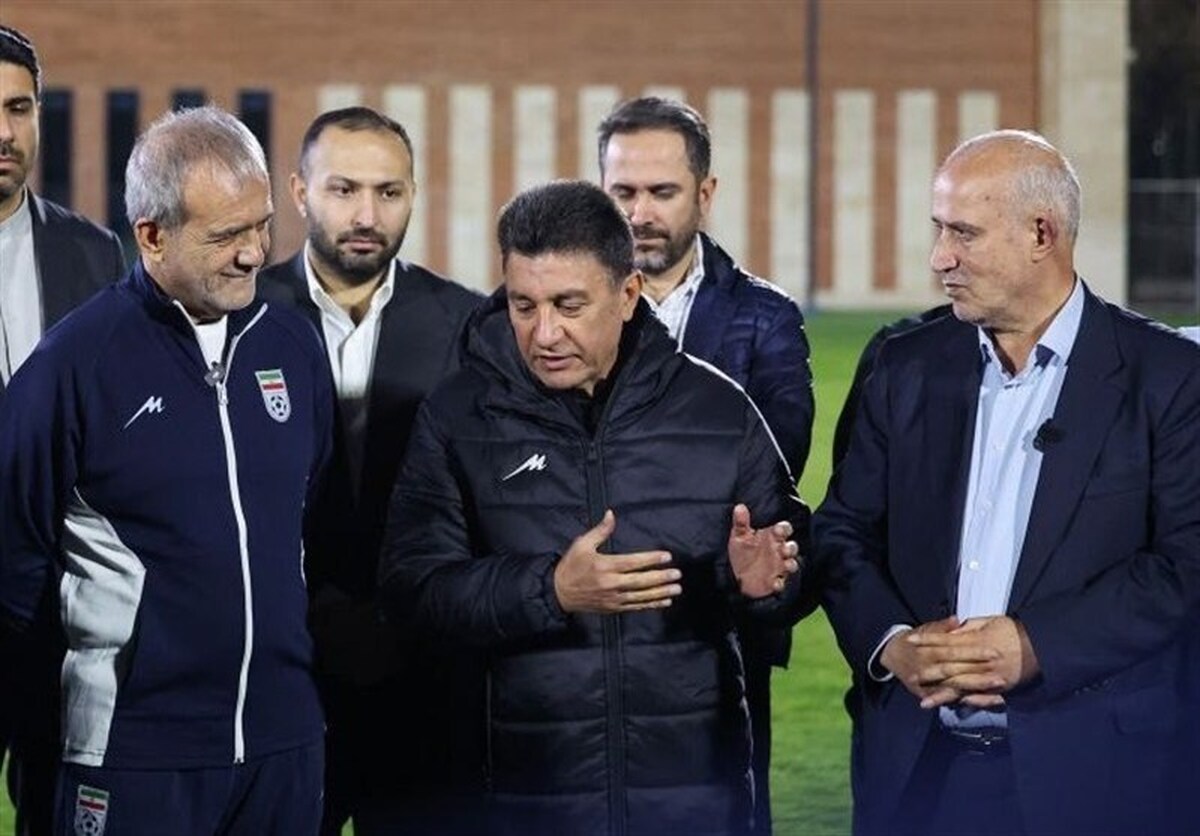 پزشکیان همراه با ملی‌پوشان فوتبال کشورمان پا به توپ شد