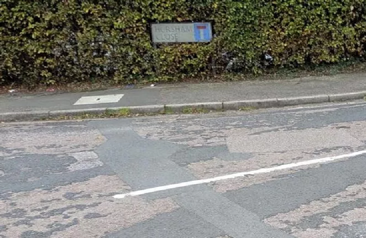 مقامات به ساکنان آکسفوردشایر قول دادند که پس از ۱۰۳ سال، جاده‌ها را تعمیر کنند