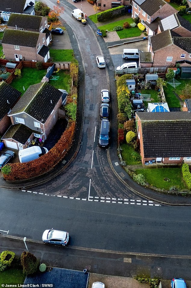مقامات به ساکنان آکسفوردشایر قول دادند که پس از ۱۰۳ سال، جاده‌ها را تعمیر کنند