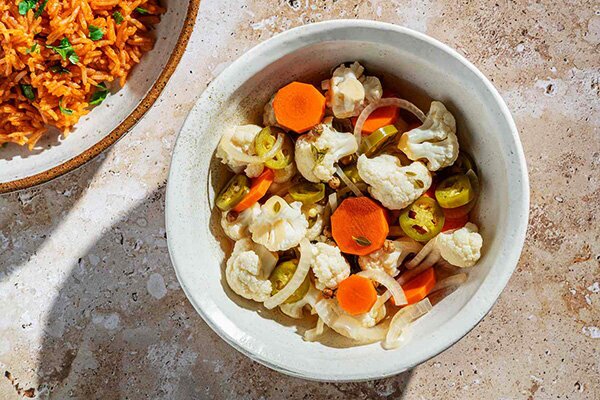 با درست کردن گل کلم شور خانگی به سفره هاتون رنگ و لعاب ببخشید/رسپی+ مواد لازم با درست کردن گل کلم شور خانگی به سفره هاتون رنگ و لعاب ببخشید/رسپی+ مواد لازم