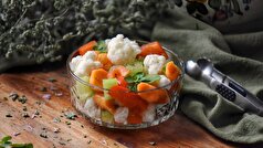 با درست کردن گل کلم شور خانگی به سفره هاتون رنگ و لعاب ببخشید/رسپی+ مواد لازم