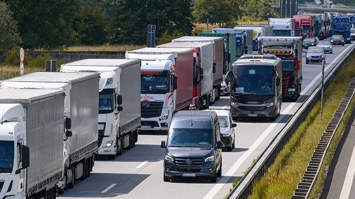 کامیون‌های لیتوانیایی که در بلاروس گیر افتاده‌اند به یک پارکینگ ویژه منتقل خواهند شد.