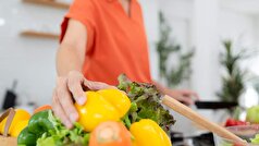 یک پزشک این افسانه را که غذا خوردن بعد از ساعت ۶ بعد از ظهر مضر است، رد کرد.