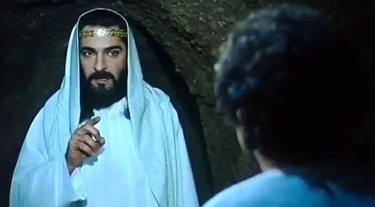 تصویر کمتر دیده شده از بازیگر نقش «جبرئیل» در یوسف پیامبر در پشت صحنه یک تئاتر