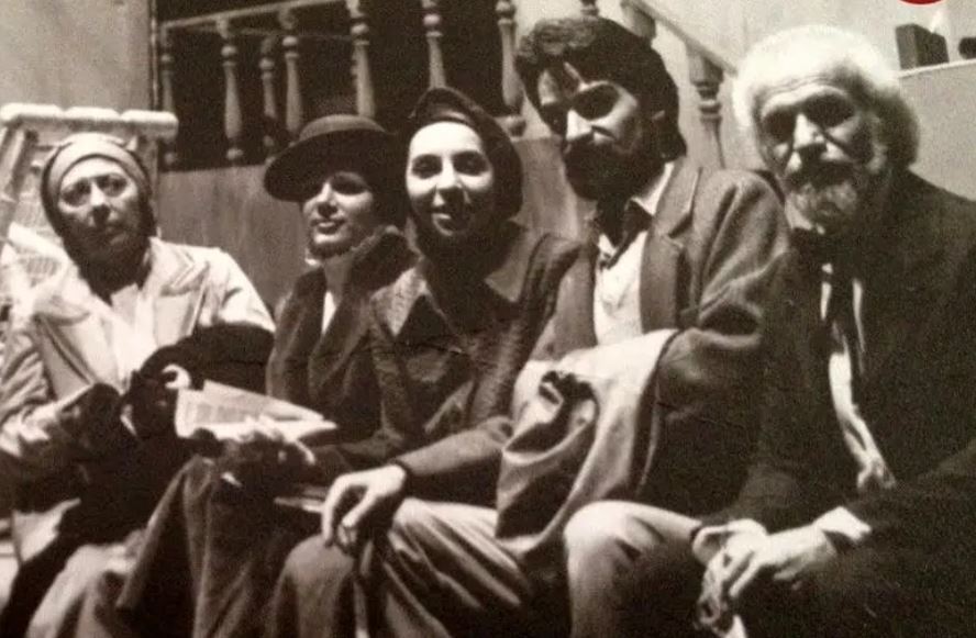 تصویر کمتر دیده شده از بازیگر نقش «جبرئیل» در یوسف پیامبر در پشت صحنه یک تئاتر