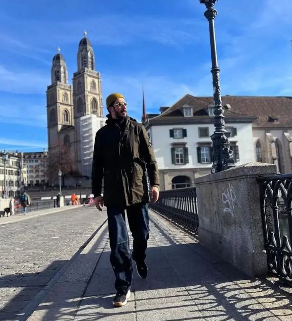 نگاهی به استایل بامزه بهرام افشاری در کف خیابان‌های کپنهاک/عینکش شبیه گربه نره نیست؟!