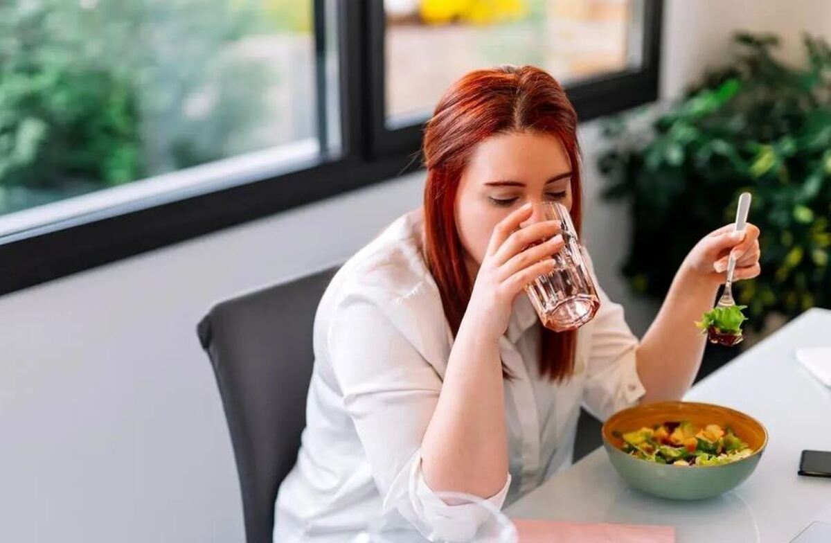 نوشیدن آب بین غذا چه خواصی دارد؟