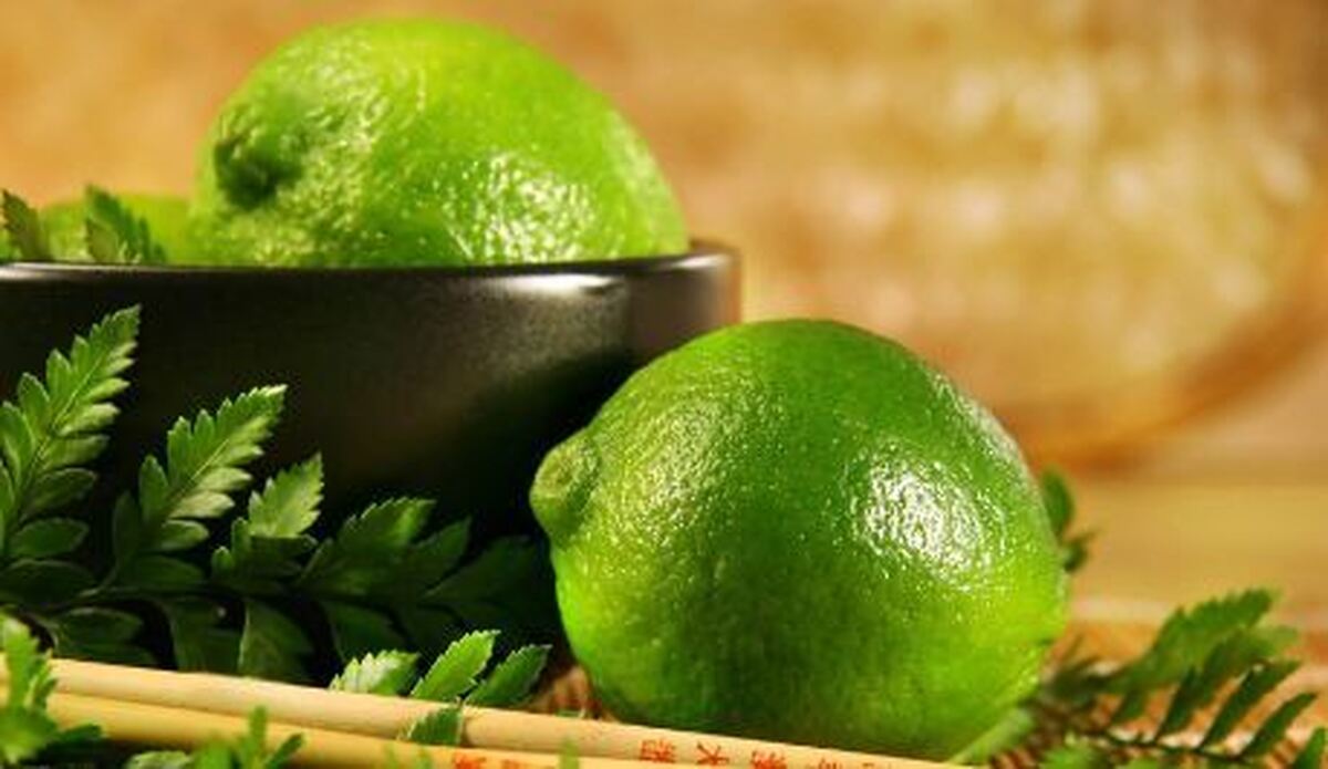 ترشی خوشرنگ پوست لیمو ترش را در چند مرحله درست کنید
