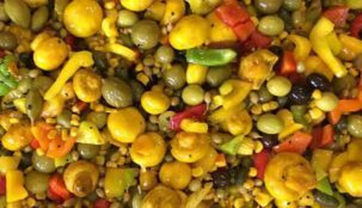 ترشی پر مخلفات قارچ و زیتون را برای فصل زمستان درست کنید