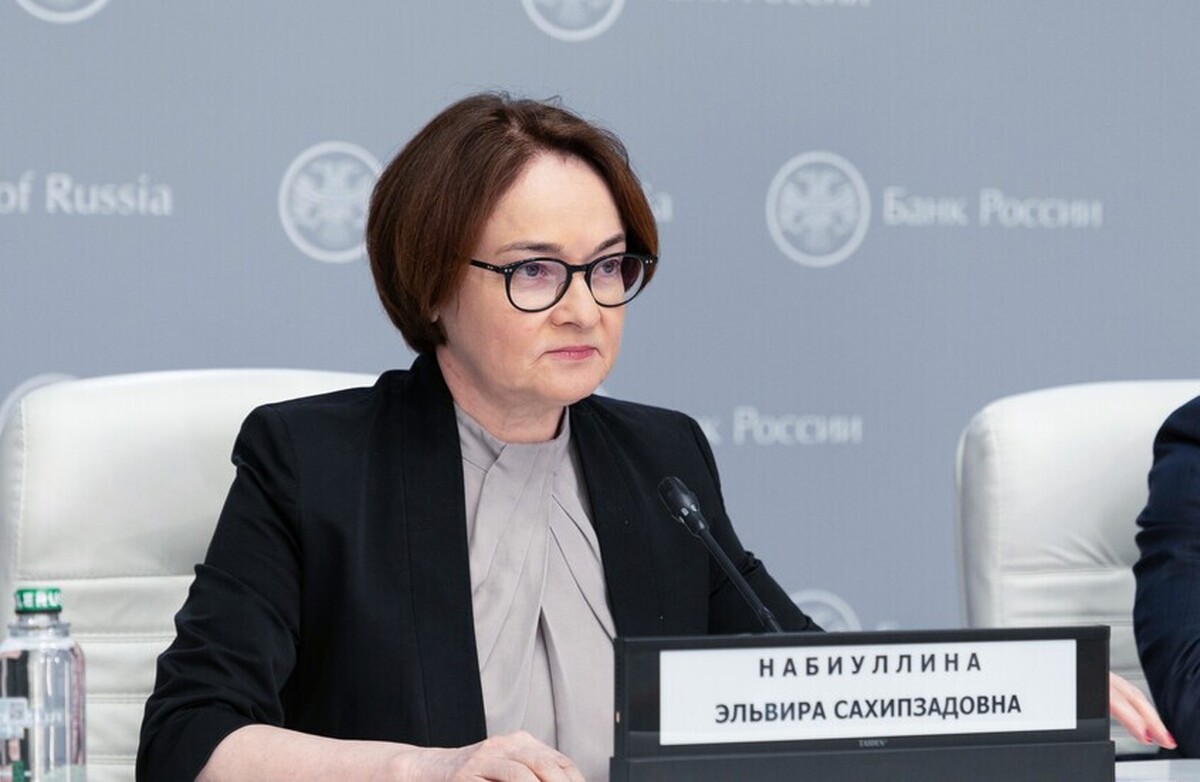 رئیس بانک مرکزی روسیه نسبت به تله تورمی هشدار می‌دهد. چرا کاهش شدید نرخ بهره برای اقتصاد خطرناک است؟