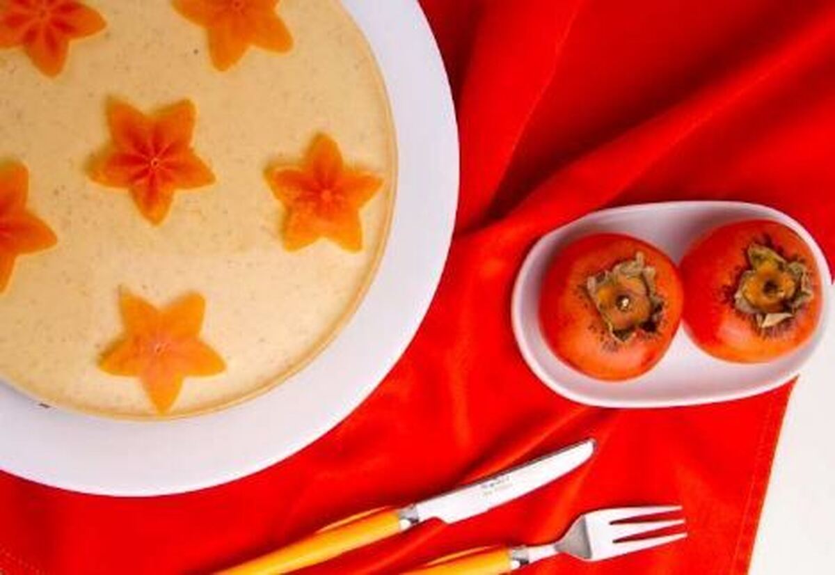 در این روز‌های سرد پاییزی این چیز کیک خرمالو خوشرنگ و بی نظیر را درست کنید