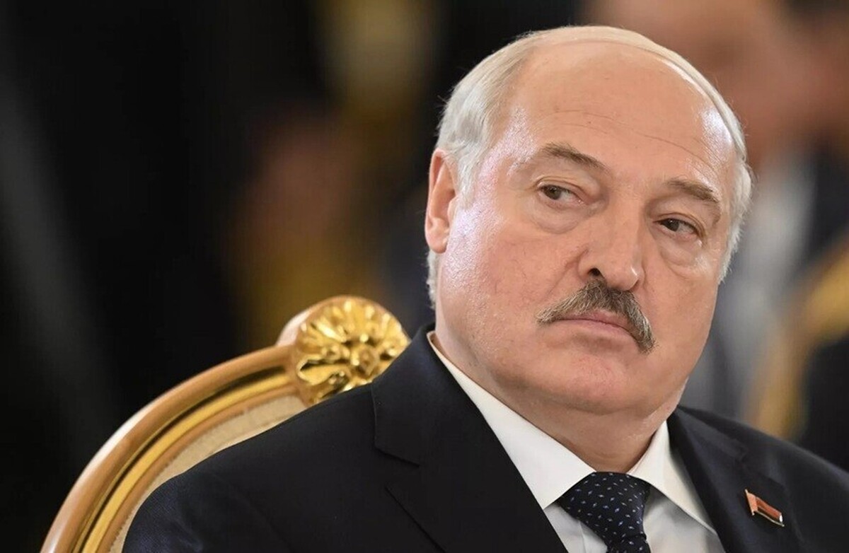 لوکاشنکو: من از تلفن همراه استفاده نمی‌کنم؛ ارتباطات سنتی امن‌تر هستند