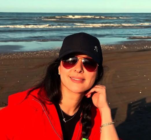 تصویر مارال بنیآدم با چهره بشاش و شاداب در کنار دریا وایرال شد تصویر مارال بنیآدم با چهره بشاش و شاداب در کنار دریا وایرال شد