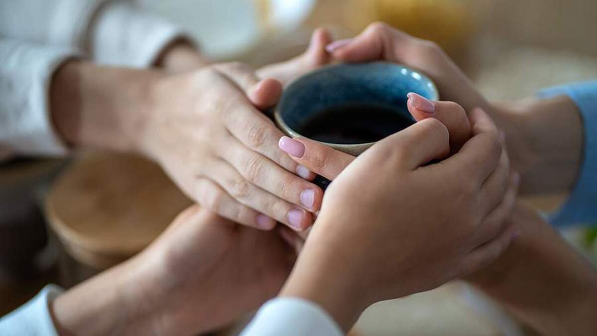 یک پزشک، سردی دست و پا را به عنوان علامتی از برخی بیماری‌ها شناسایی کرده است.