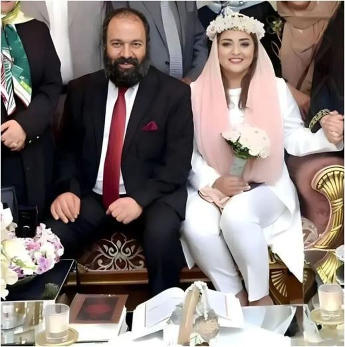 قابی کمتر دیده شده از جشن عقدی ساده و خودمانی نرگس محمدی و علی اوجی