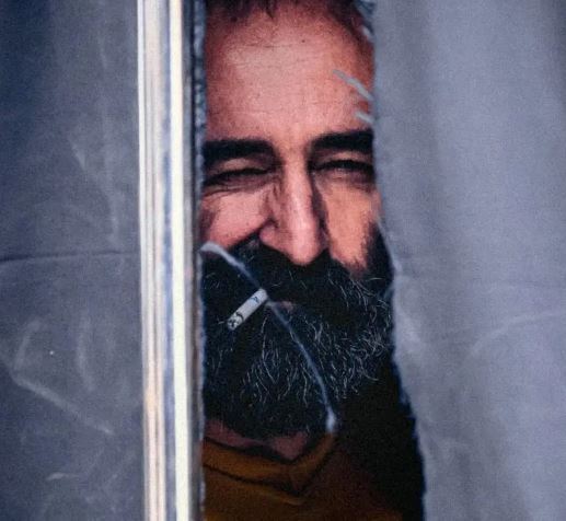 این عکس مهران احمدی بدآموزی دارد/آقای بازیگر در حال سیگار کشیدن!