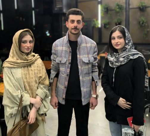 سفر در زمان؛ «سارا و نیکا» ۱۵ سال بعد سریال پایتخت ۱ در یک رستوران سفر در زمان؛ «سارا و نیکا» ۱۵ سال بعد سریال پایتخت ۱ در یک رستوران