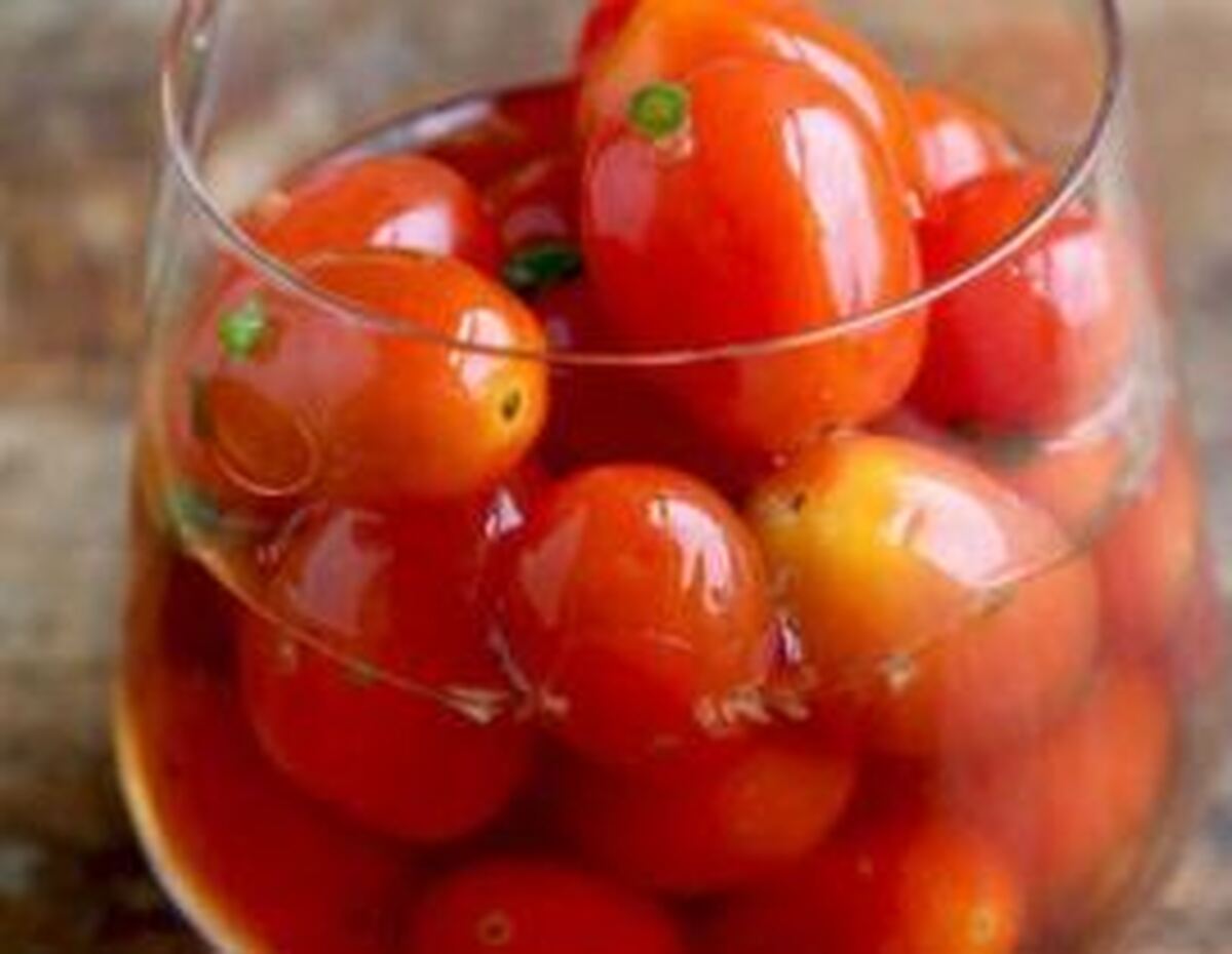 ترشی خوشرنگ و پرطرفدار گوجه گیلاسی را با این دستور آماده کنید