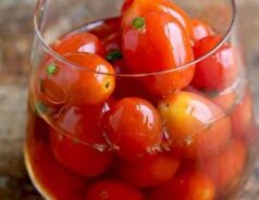 ترشی خوشرنگ و پرطرفدار گوجه گیلاسی را با این دستور آماده کنید