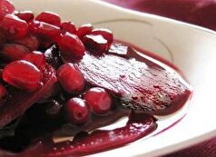 یک خانم کدبانو برای پذیرایی از مهمان این ترشی خوشرنگ و مجلسی انار با لبو را تدارک می‌بیند